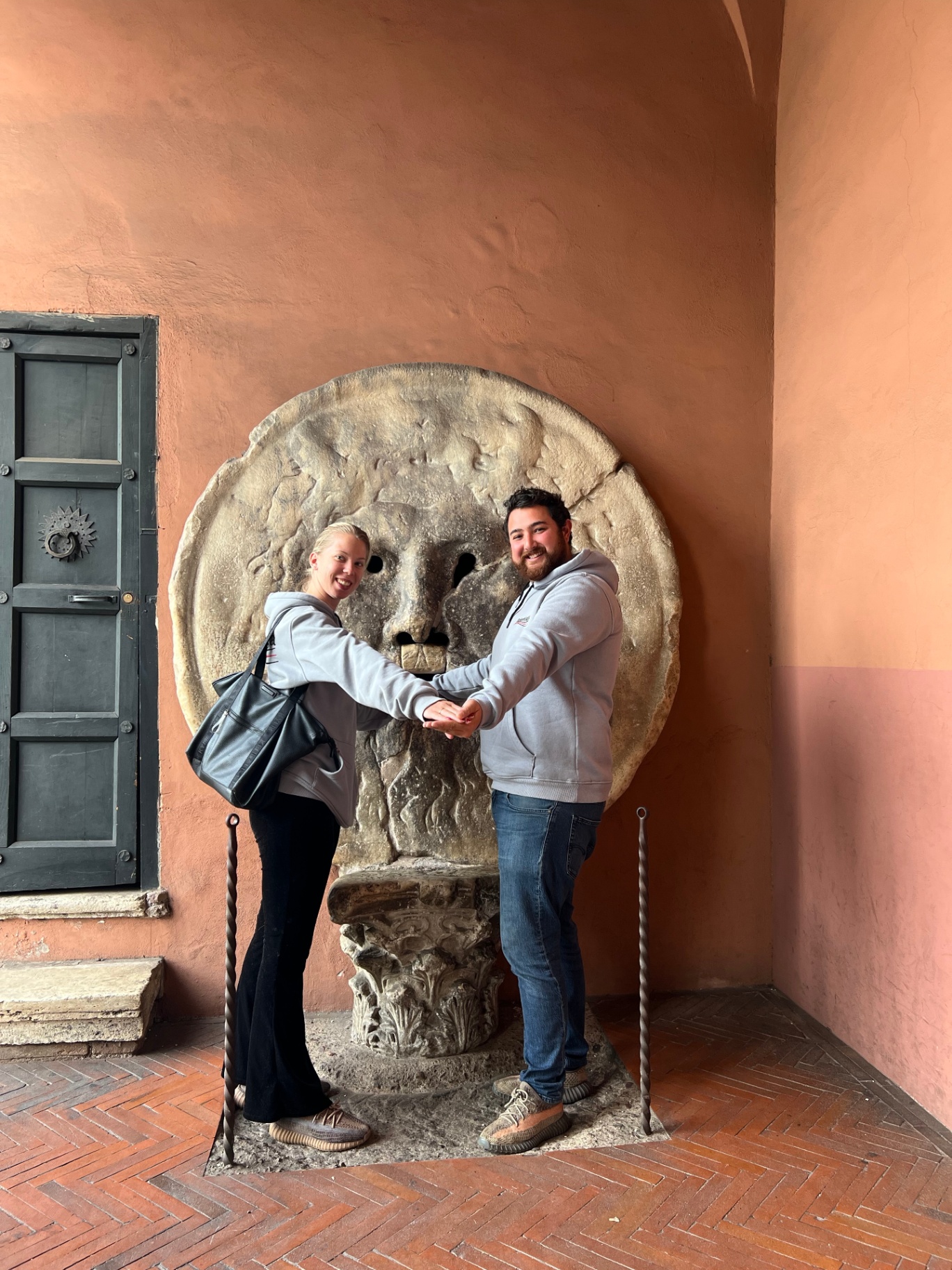 Rome — de dag van de verloving, aan de Bocca della Verità.