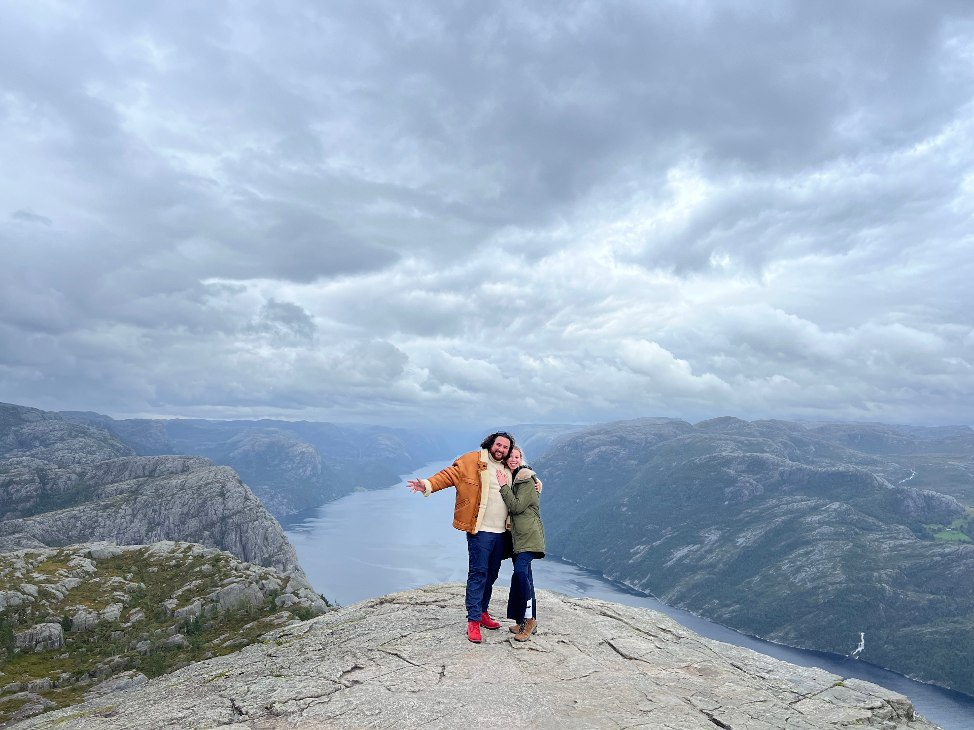 Boven op Preikestolen, na vier uur hiken — Noorwegen.